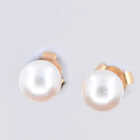 Ett par örhängen med pärlor, pärlans Ø6 mm, 18K. Vikt: 1,4 g