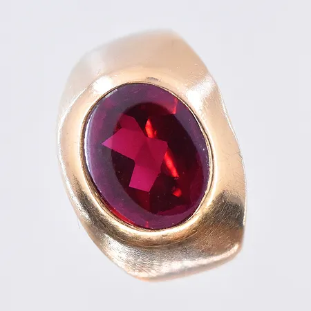 Ring med röd sten, stl 14¼, bredd 4-11 mm, 18K. Vikt: 2,9 g