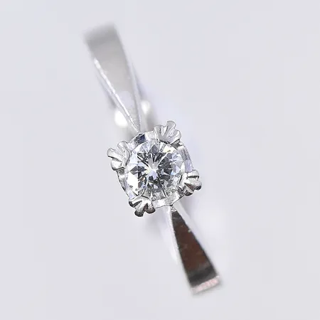 Ring med diamant 0,17ctv, stl 16, bredd 2 mm, vitguld, 18K. Vikt: 2,3 g