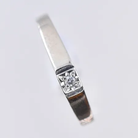 Ring med diamant 0,01ctv, stl 16¼, bredd 2 mm, vitguld, 18K. Vikt: 1,3 g