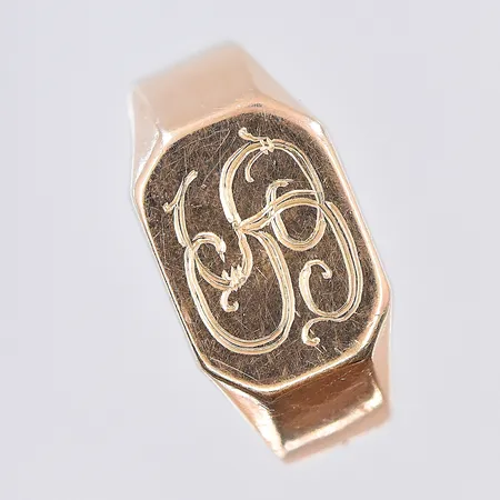 Klackring med monogram, stl 18½, bredd 4-9 mm, 18K. Vikt: 2,7 g