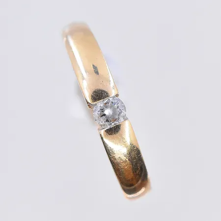 Ring med diamant 0,15ctv, Guldfynd, Design Story of Love, stl 16¼, bredd 2 mm, graverad, 18K. Vikt: 2,7 g