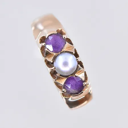 Ring med lila stenar och pärla, stl 16¼, bredd 3-6 mm, 18K. Vikt: 3,7 g