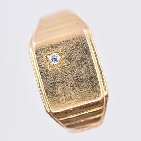 Klackring, stl 20¼, bredd 5-11 mm, 18K. Vikt: 4,3 g