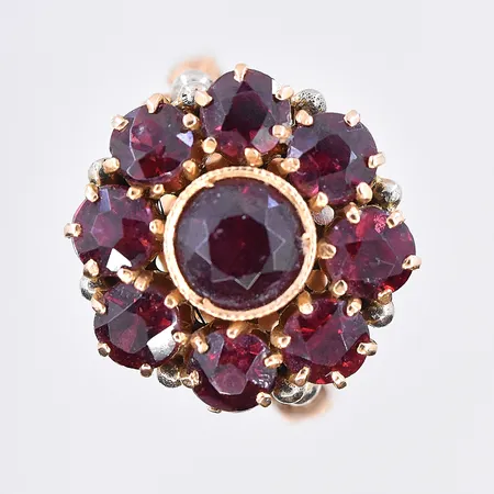 Ring med röda stenar, stl 18½, bredd skena 3 mm, 18K. Vikt: 5,7 g