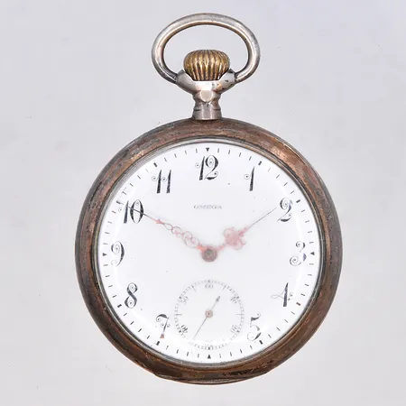 Fickur Omega, manuell, liten sekundvisare, Ø51 mm, boett nr 4526487, fungerar vid testtillfället några sekunder, trög uppvridning, silver 800/1000. Bruttovikt 93,2g.