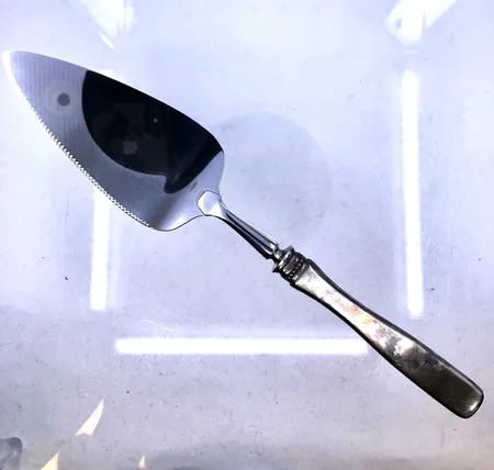 Tårtspade med stålblad, modell Uppsala, längd 26,5 cm, silver 830/1000. Bruttovikt 76g.