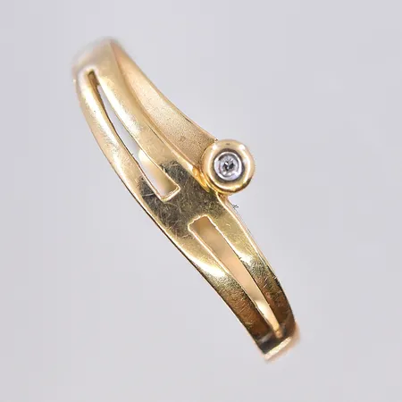 Ring med vit sten, stl 18¼, bredd 2-6 mm, 18K. Vikt: 2,2 g