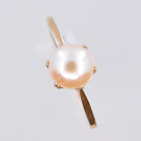 Ring med pärla, stl 16¾, bredd skena 1 mm, pärlans Ø6 mm, 18K. Vikt: 1,3 g