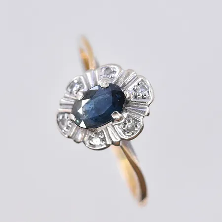 Ring med blå och vita stenar, stl 17½, bredd skena 2 mm, skev skena, 18K. Vikt: 2,4 g