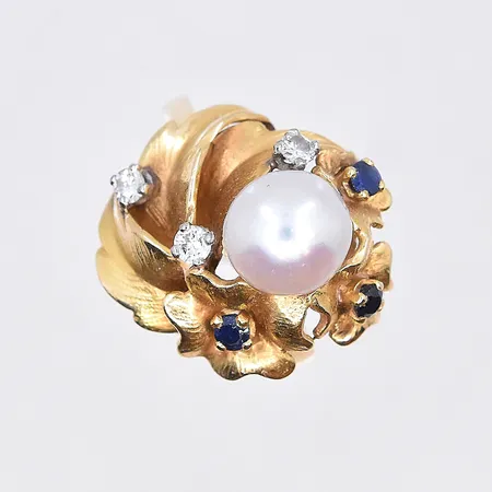 Ring med diamanter 3x0,05ct, pärla och blå stenar, stl 17¼, bredd skena 2 mm, 18K. Vikt: 8 g