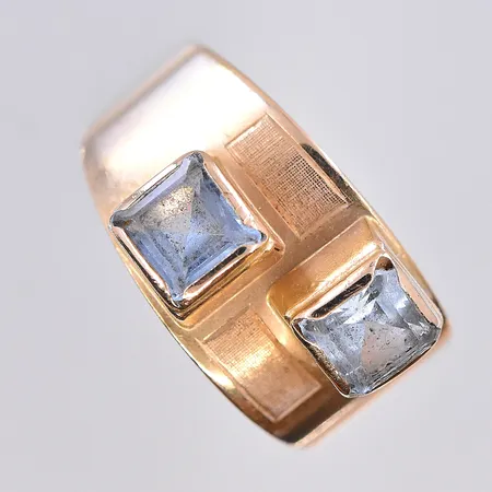 Ring med blå sten, stl 17¾, bredd 4-11 mm, 18K. Vikt: 4,2 g