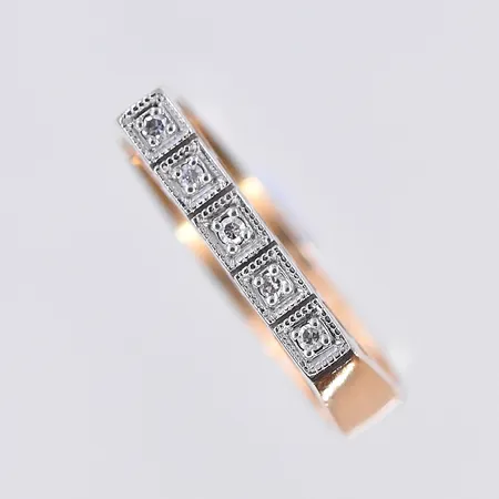 Ring med vita stenar, stl 17¾, bredd 5-3 mm, 18K. Vikt: 3,9 g