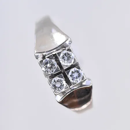 Ring med diamanter 0,40ctv enligt gravyr, stl 18½, bredd 3-8 mm, vitguld, 18K. Vikt: 4,5 g