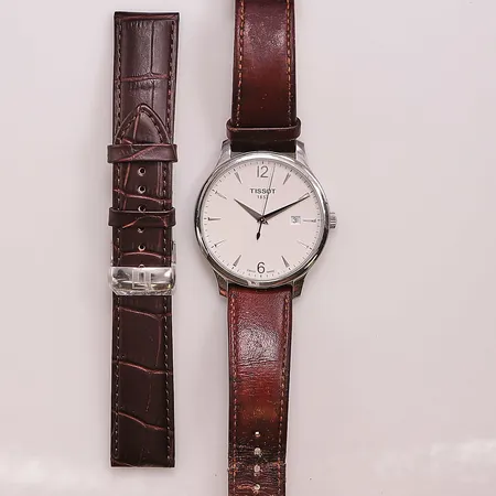 Herrur Tissot, 42mm, stål, quartz, T063610A, extra läderband, batteribyte behövs inom kort, tickar, box.
