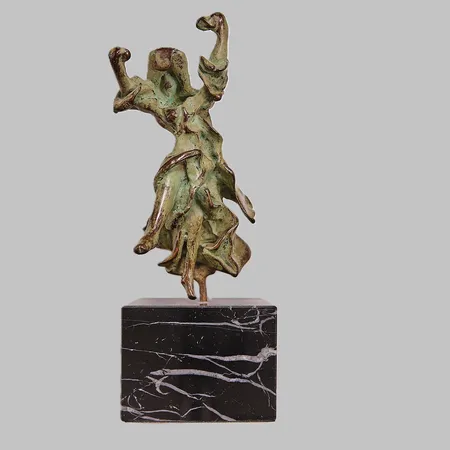 Skulptur, Salvador Dalí, "Carmen Castanets", signerad, höjd ca 18cm, höjd inklusive sockel ca 23cm, patinerad brons, marmorsockel, stämplad SCAN, numrerad 19/300.  Skickas med postpaket.