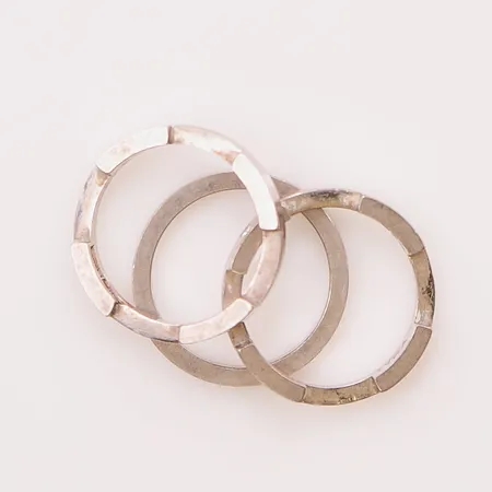 Ring, diamanter 3x ca 0,01ct, Ø17¾, bredd:8mm, tredelad, gravyr, vitguld 18K 12,1g.