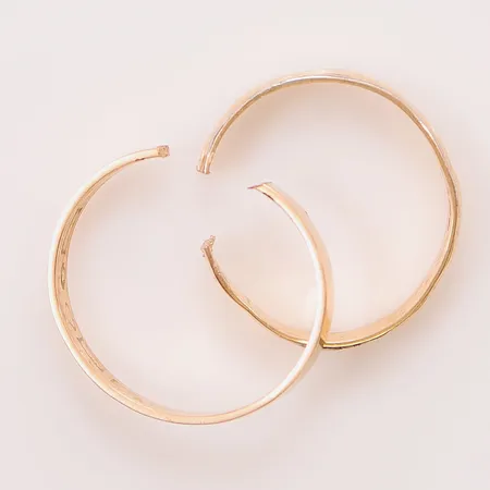 2 Ringar, avklippta, graverade 18K 9,5g.