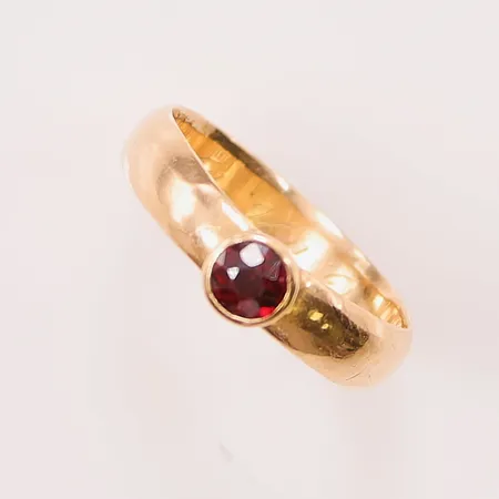 Ring, Ø18¼, bredd:5mm, granat, tunn gravyr, 18K 4,6g.