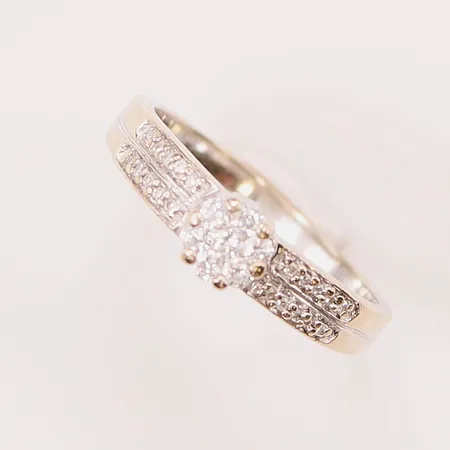 Ring, diamanter totalt ca 0,20ctv, Ø18, bredd:5mm, en diamant saknas, 18K 3,4g.