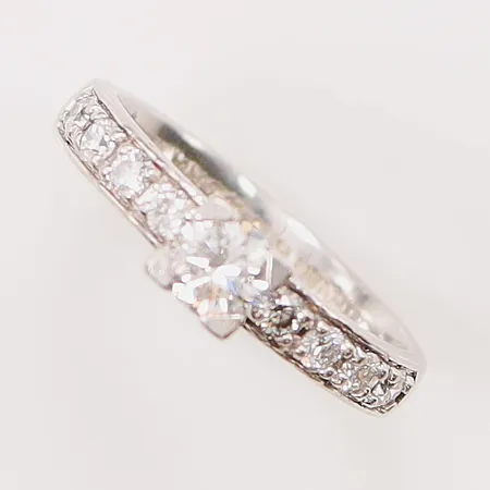 Ring, diamanter 0,76ctv enligt gravyr, (mittsten ca 0,40ct + sidostenar 8x ca 0,04ct), Ø17¼, bredd:5mm, Guldfynd, 950/1000 Platina 6g.