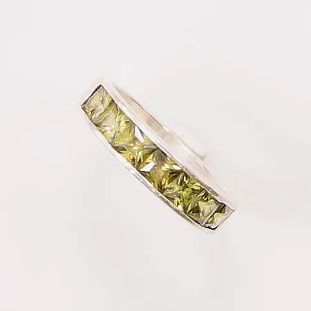 Ring, Ø17, bredd:4mm, graöna stenar, skev, 925/1000 Silver 3,3g.