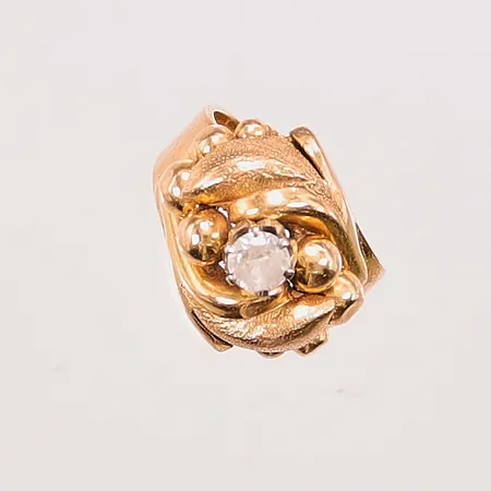 Ring, Ø15¼, bredd:17mm, vit sten, 18K 6,1g.