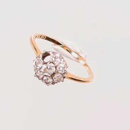 Ring, diamanter 1x ca 0,10ct, 6x ca 0,05ct, Ø17¼, bredd:9mm, en diamant saknas, 18K 2g.