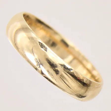 Ring, slät, stl 21¼, bredd 5,4mm, gravyr, 14K Vikt: 3,2 g