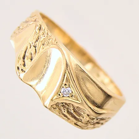Ring med diamant 1 x ca 0,02ct, stl 19½, bredd 3-9,5mm, 18K Vikt: 5,5 g