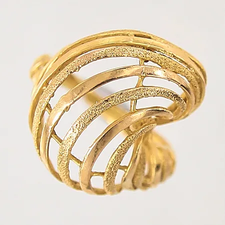Ring med dekor, stl 17½, bredd 2-20mm, skev, 21K Vikt: 5,3 g