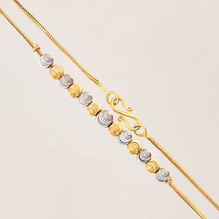 Collier med integrerade hänge kulor, längd 41cm, bredd 1,5-6mm, trefärgat, bucklig. 22K Vikt: 9,4 g
