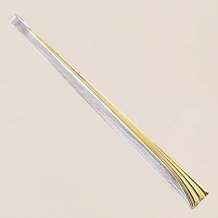 Slipsklämma med förgylld detaljer, längd 6,5cm, bredd 3-6mm, silver 925/1000 Vikt: 5,1 g