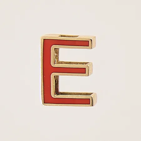 Hänge bokstaven E, röd emalj, 11x8mm, 18K  Vikt: 1,4 g