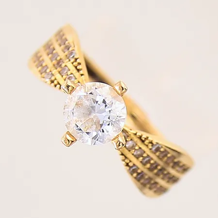 Ring med vita stenar, stl: 17, bredd: 1,7-8,3mm, 21K  Vikt: 3,7 g