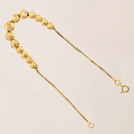 Armband med integrerade kulor, längd: 19cm, bredd: 1-6,8mm, något skev, 21K  Vikt: 5,2 g