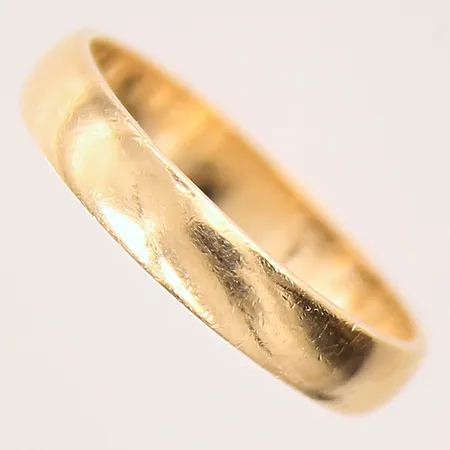 Ring, slät, stl: 19, bredd: 3,9mm, gravyr, 18K  Vikt: 3,6 g