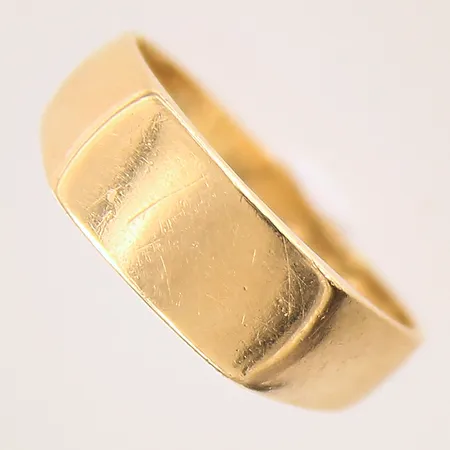 Klackring, stl 17¾, bredd 2,5-6,5mm, repig, skev, 18K Vikt: 4,5 g