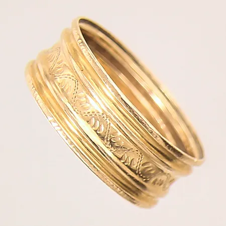 Ring, stl: 20¾, bredd: 8,8mm, 18K  Vikt: 4,5 g
