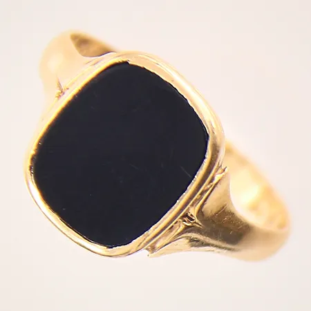 Ring med svart sten, stl: 19, bredd: 2,4-13,3mm, skev, gravyr, 18K  Vikt: 4 g