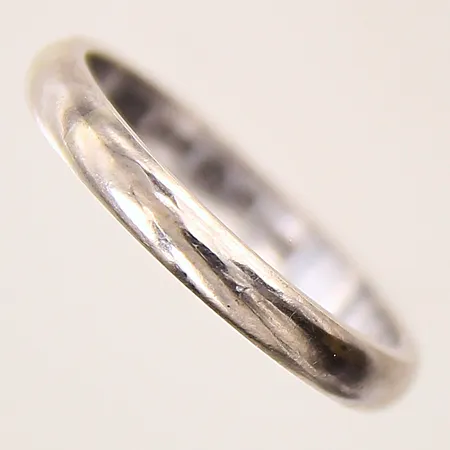 Ring slät, stl 18¼, bredd 3mm, gravyr, vitguld, 18K Vikt: 4 g