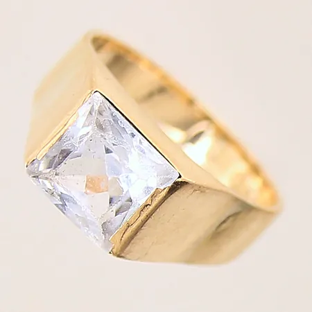 Ring med vit sten, stl: 17¾, bredd: 3,7-8,2mm, sliten, 18K  Vikt: 4,8 g