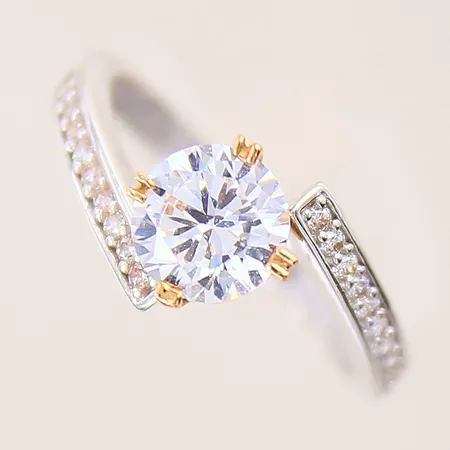 Ring med vita stenar, stl: 18, bredd: 2,4-8,2mm, fattning i rödguld, vitguld, 18K  Vikt: 3,4 g