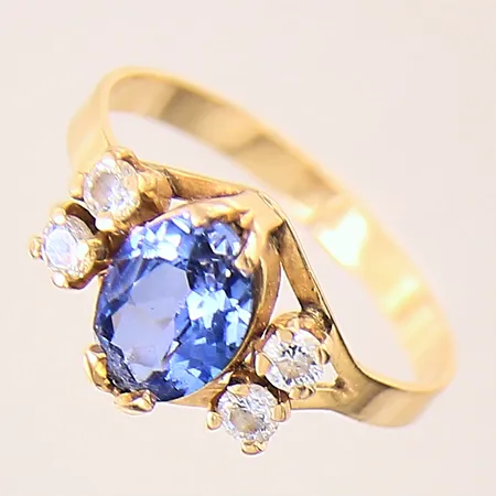 Ring med blå och vita stenar, stl: 17¼, bredd: 2,2-9,9mm, 18K  Vikt: 2,3 g