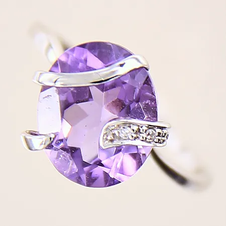 Ring med 8/8 slipade diamanter 2xca0,005ct samt lila sten troligen ametist, stl: 16¾, bredd: 1,2-11,1, nagg på sten, sitter något löst, vitguld, 18K  Vikt: 2,5 g