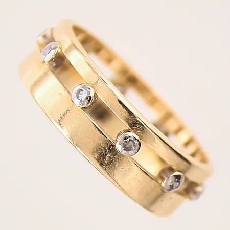 Ring med 8/8 slipade diamanter 10xca0,005ct, stl: 17½, bredd: 6,4mm, gravyr, 18K  Vikt: 4,8 g