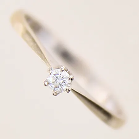 Ring med diamant ca 0,09ct, stl 17½, bredd 1,8-3mm, GFAB, vitguld, 18K  Vikt: 2,1 g