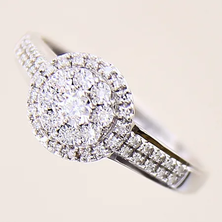 Ring med diamanter ca 0,16ctv, stl: 18¾, bredd: 2,2-9,2mm, vitguld, GHA, 18K Vikt: 2,3 g