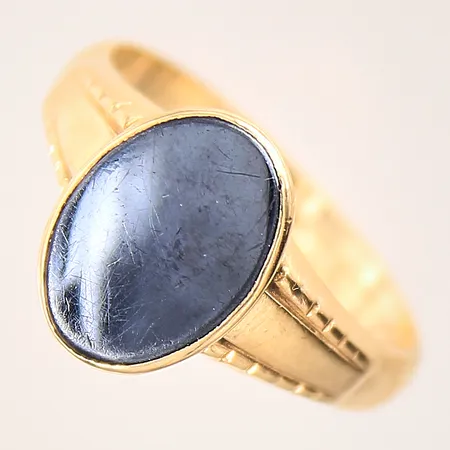 Ring med hematit, stl: 20¼, bredd: 3,7-14,1mm, 18K  Vikt: 6,3 g