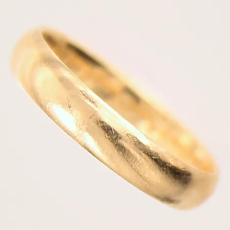 Ring, slät, stl: 18, bredd: 4mm, gravyr, 18K  Vikt: 3,9 g
